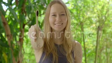 一位年轻女子展示了一把竹子做的木制牙刷。环保零废竹产品理念